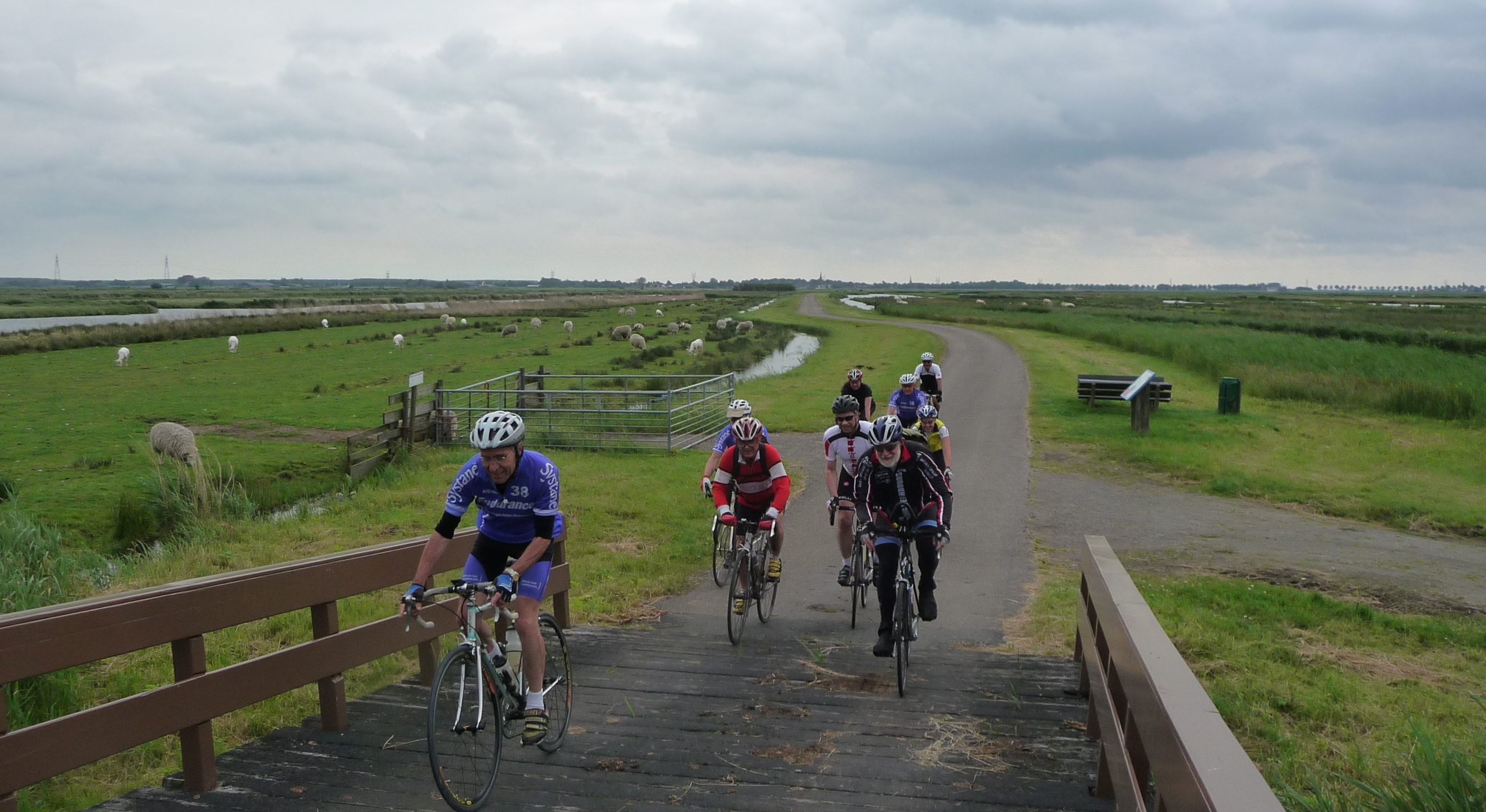 Zomer 2013: het COG fietst over het Ilperveld.